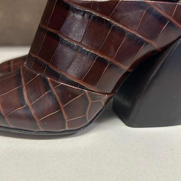 🔥🔥🔥NEW Chloe Croc-Embossed Leather Brown Ankle Boots Heels - Picture 3 of 16
